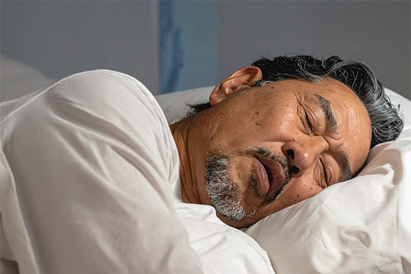 いびきをかく中年男性